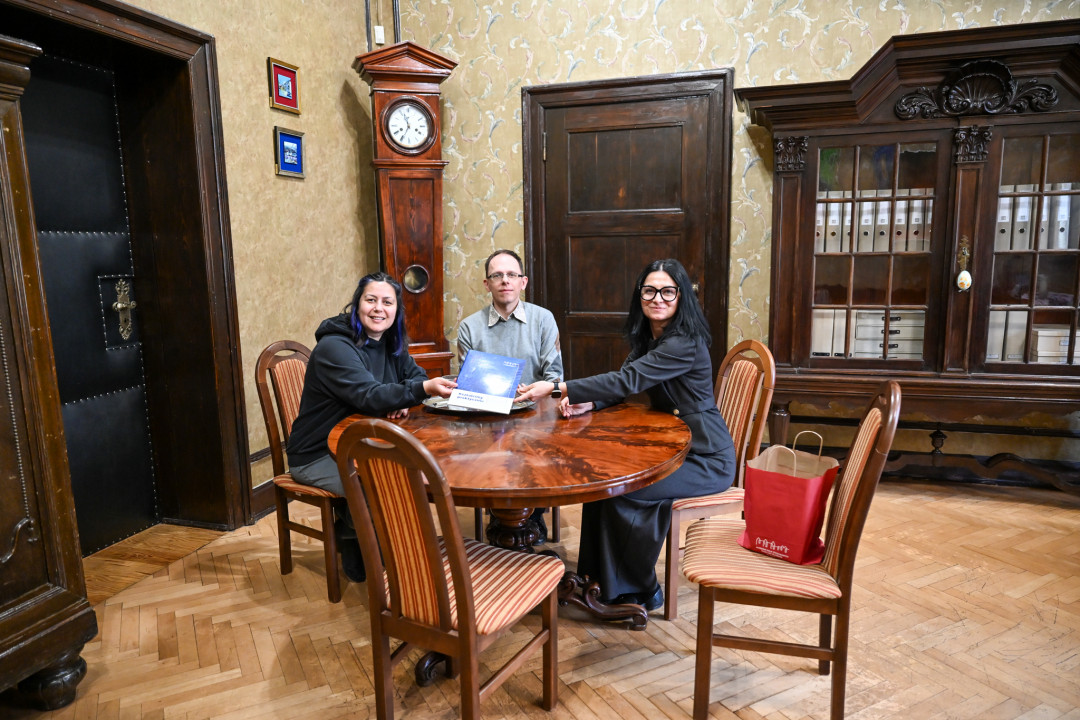 Na zdjęciu w gabinecie Prorektor ds. studentów i jakości kształcenia przy okrągłym stole siedzą od lewej Ebru Asal Basak, Tomasz Stasiński i dr Justyna Jaskólska.