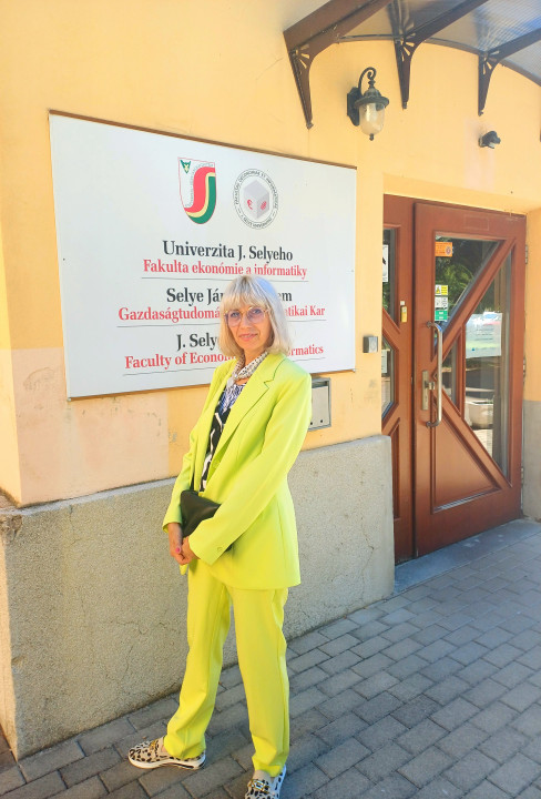 Dr inż. Joanna Nowickastoi przed budynkiem J. Selye University.